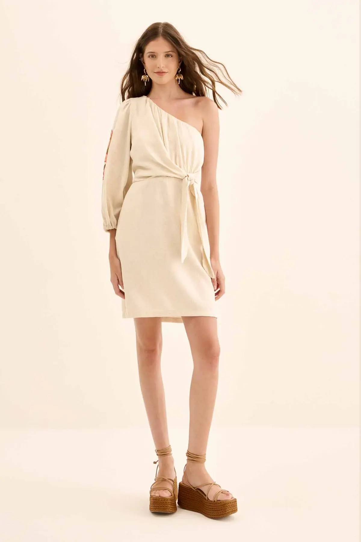 Vestido Curto de Um Ombro Só em Sarja com Linho